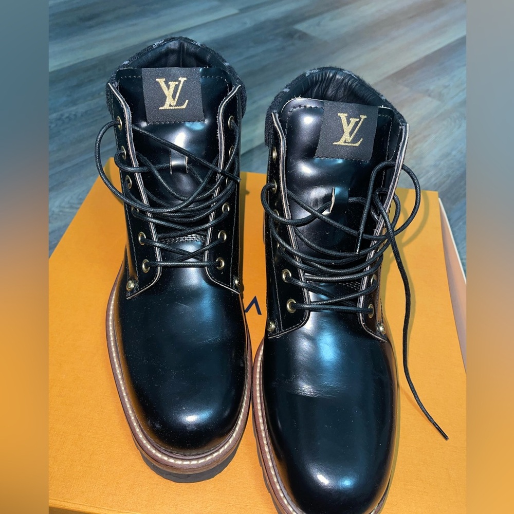 Black grey LV boots 700$ worn once 🔥🔥